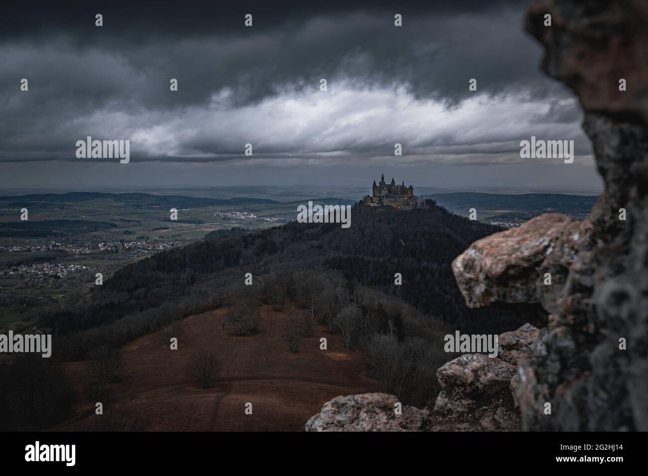 Le fitte nuvole si spostano sul paese, il castello di Hohenzollern, l'Alb sveva, Baden-Wuerttemberg, Germania, Europa Foto Stock