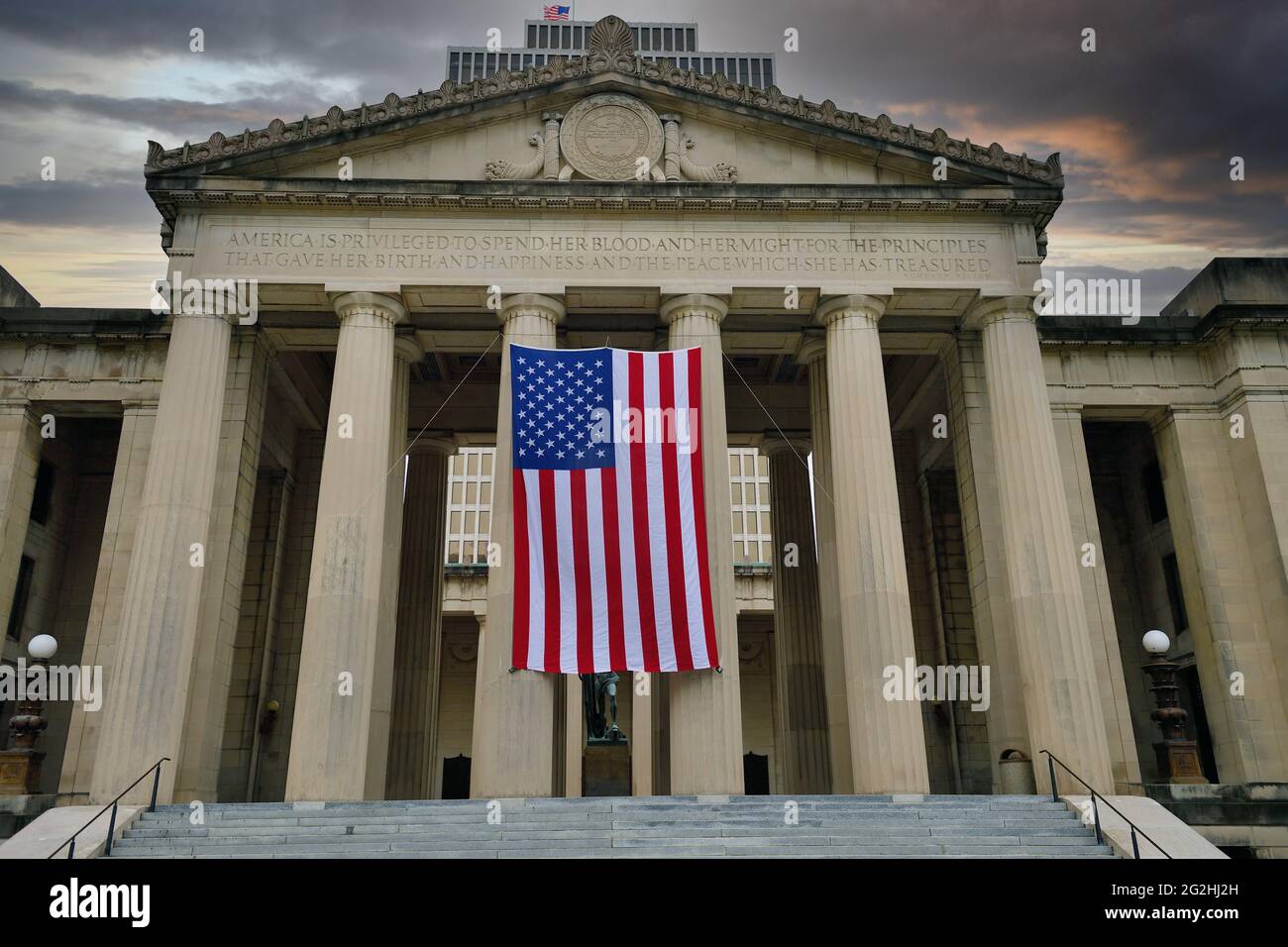 Nashville, Tennessee, Stati Uniti. Una grande bandiera che adorna il colonnato al War Memorial Auditorium in onore del Memorial Day. Foto Stock