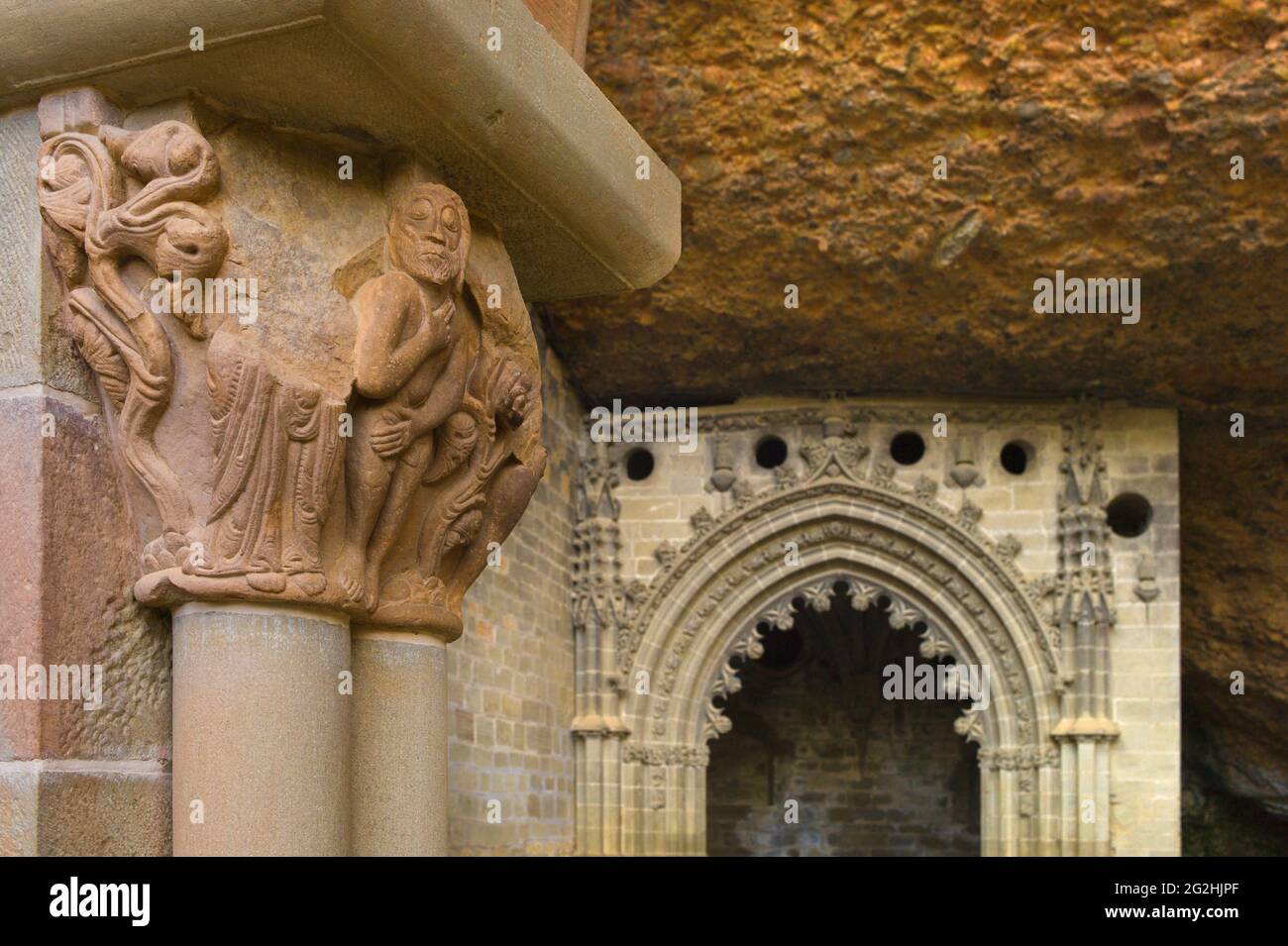 Il monastero di San Juan de la pena si trova a sud-ovest di Jaca, a Huesca, Spagna, è stato uno dei più importanti monasteri dell'Aragona nel Medioevo, la sua chiesa a due livelli è parzialmente scolpita nella pietra della grande scogliera che sovrasta Foto Stock