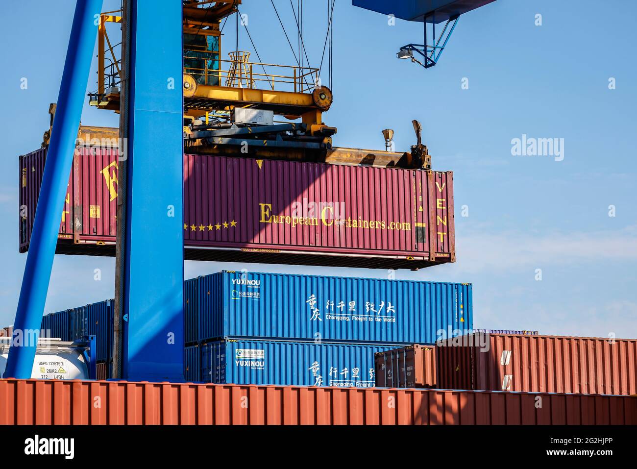 Duisburg, zona Ruhr, Renania Settentrionale-Vestfalia, Germania - contenitori Europa e Cina nel porto di Duisburg, la nuova Silk Road collega il porto interno europeo di Duisburg con le metropoli cinesi, i treni merci hanno bisogno di 16 giorni per il collegamento diretto. Foto Stock
