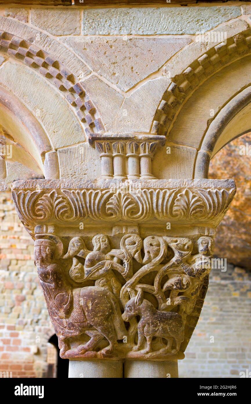 Il monastero di San Juan de la pena si trova a sud-ovest di Jaca, a Huesca, Spagna, è stato uno dei più importanti monasteri dell'Aragona nel Medioevo, la sua chiesa a due livelli è parzialmente scolpita nella pietra della grande scogliera che sovrasta Foto Stock