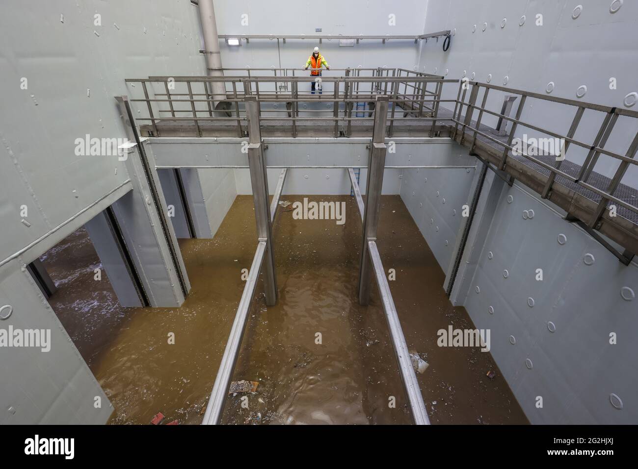 Oberhausen, zona della Ruhr, Renania Settentrionale-Vestfalia, Germania - Emscher conversione, nuova costruzione della fogna DI EMSCHER, qui l'area di entrata della stazione di pompaggio di Oberhausen, corsa di prova, la stazione di pompaggio è allagata come prova, qui in questa zona le pompe aspirano l'acqua in entrata, Le pompe saranno 16,000 nel futuro pompaggio di litri di acque reflue al minuto, la ricostruzione ecologica del sistema Emscher consiste nella costruzione di un sistema centrale di trattamento delle acque reflue nella zona della Ruhr, nella costruzione di fognature e nella rinaturazione dell'Emscher e dei suoi affluenti. Foto Stock