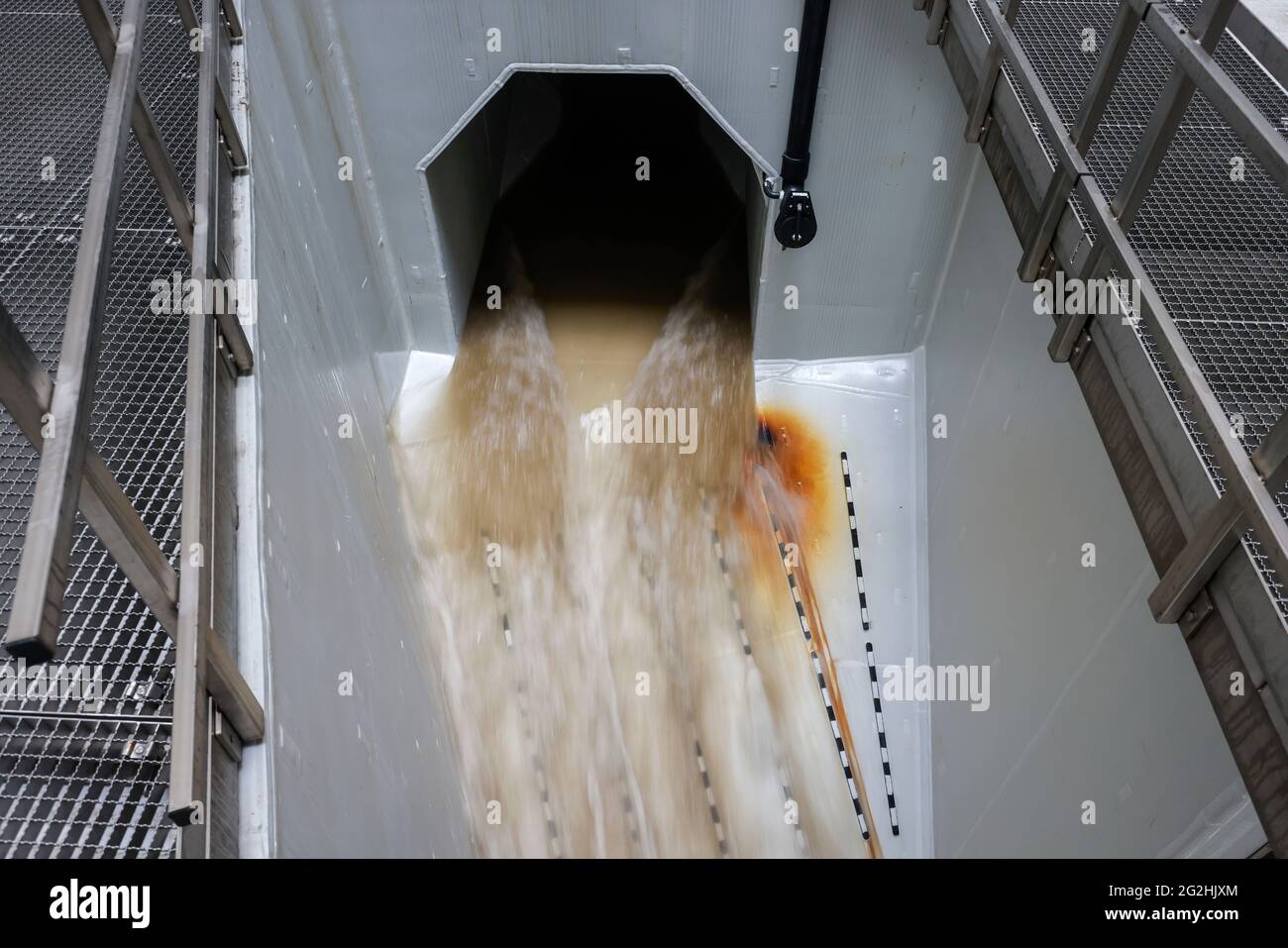 Oberhausen, area della Ruhr, Renania Settentrionale-Vestfalia, Germania - Emscher conversione, nuova costruzione della fogna DI EMSCHER, qui il canale di entrata dalla stazione di pompaggio di Oberhausen, prova, la stazione di pompaggio sarà allagata come prova, anche le pompe saranno testate, Che in futuro pomperà 16,000 litri di acque reflue al minuto, ecologico la conversione del sistema Emscher consiste nella costruzione di un sistema centrale di trattamento delle acque reflue nella zona della Ruhr, nella costruzione di fognature e nella rinaturazione dell'Emscher e dei suoi affluenti. Foto Stock
