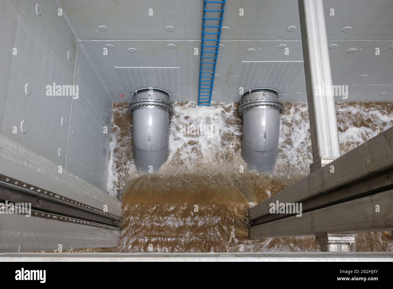 Oberhausen, zona della Ruhr, Renania Settentrionale-Vestfalia, Germania - Emscher conversione, nuova costruzione della fogna DI EMSCHER, qui l'area di entrata della stazione di pompaggio di Oberhausen, corsa di prova, la stazione di pompaggio è allagata come prova, qui in questa zona le pompe aspirano l'acqua in entrata, Le pompe saranno 16,000 nel futuro pompaggio di litri di acque reflue al minuto, la ricostruzione ecologica del sistema Emscher consiste nella costruzione di un sistema centrale di trattamento delle acque reflue nella zona della Ruhr, nella costruzione di fognature e nella rinaturazione dell'Emscher e dei suoi affluenti. Foto Stock