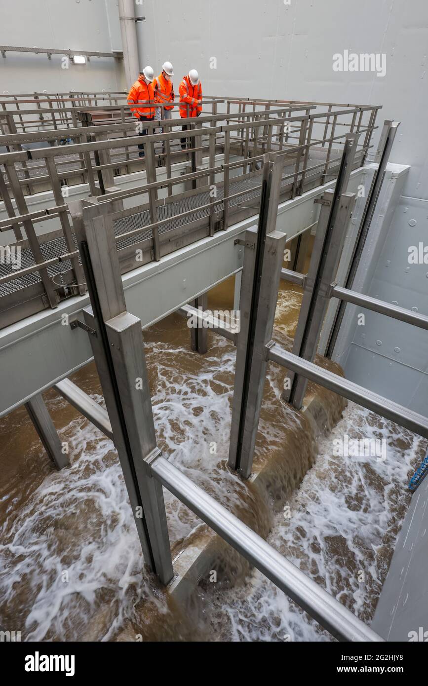 Oberhausen, zona della Ruhr, Renania Settentrionale-Vestfalia, Germania - Emscher conversione, nuova costruzione della fogna DI EMSCHER, qui l'area di entrata della stazione di pompaggio di Oberhausen, corsa di prova, la stazione di pompaggio è allagata come prova, qui in questa zona le pompe aspirano l'acqua in entrata, Le pompe saranno 16,000 nel futuro pompaggio di litri di acque reflue al minuto, la ricostruzione ecologica del sistema Emscher consiste nella costruzione di un sistema centrale di trattamento delle acque reflue nella zona della Ruhr, nella costruzione di fognature e nella rinaturazione dell'Emscher e dei suoi affluenti. Foto Stock