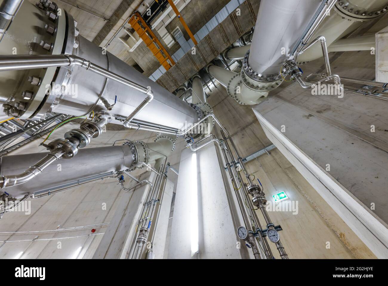 Oberhausen, area della Ruhr, Renania Settentrionale-Vestfalia, Germania - Emscher conversione, nuova costruzione della fogna DA FORNO Emscher, qui la nuova stazione di pompaggio di Oberhausen, la sala macchine con le pompe che in futuro convoglieranno 16,000 litri di acque reflue al minuto, La conversione ecologica del sistema Emscher consiste nella costruzione di un sistema centrale di trattamento delle acque reflue nella zona della Ruhr, nella costruzione di fognature e nella rinaturazione dell'Emscher e dei suoi affluenti. Foto Stock