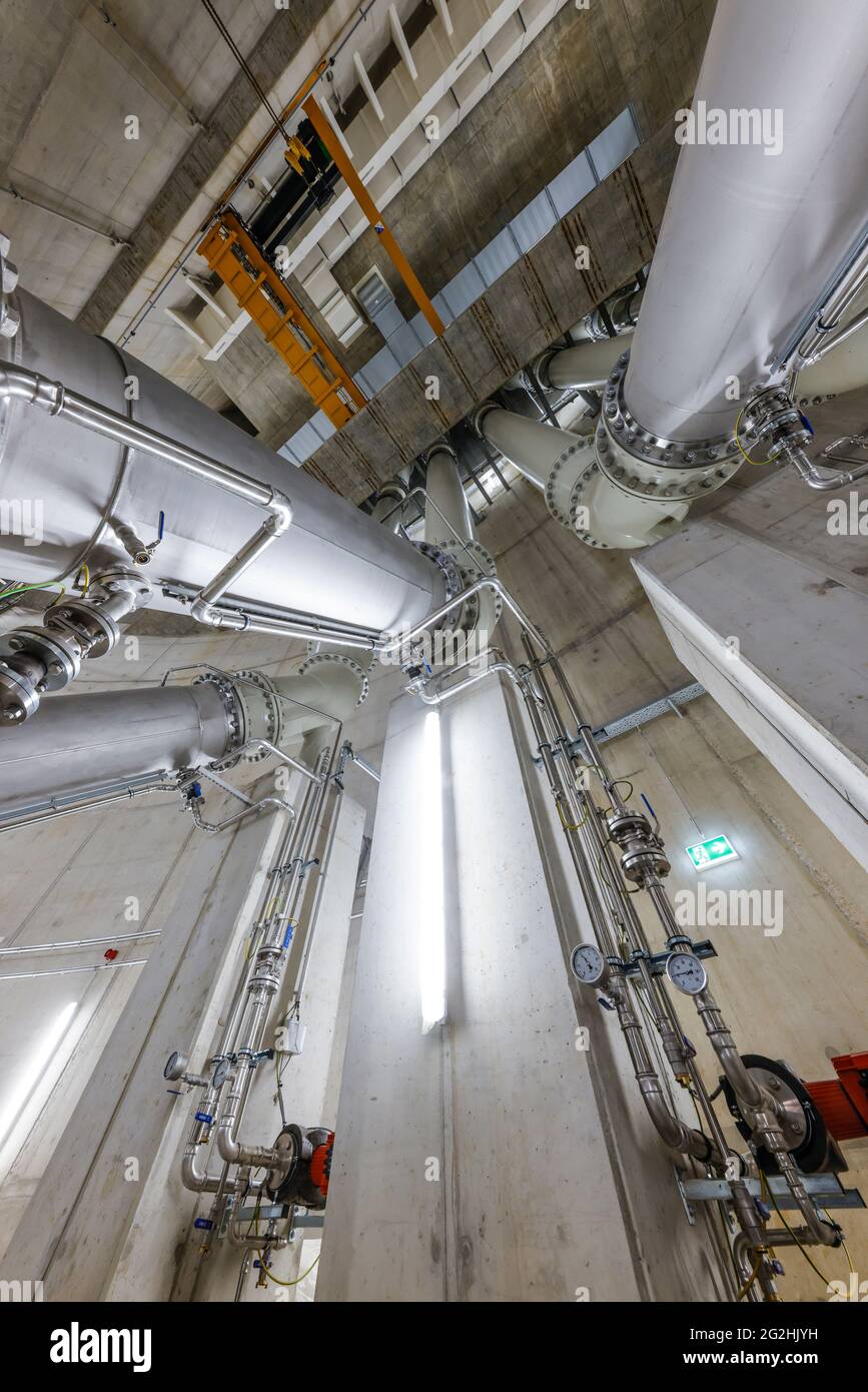 Oberhausen, area della Ruhr, Renania Settentrionale-Vestfalia, Germania - Emscher conversione, nuova costruzione della fogna DA FORNO Emscher, qui la nuova stazione di pompaggio di Oberhausen, la sala macchine con le pompe che in futuro convoglieranno 16,000 litri di acque reflue al minuto, La conversione ecologica del sistema Emscher consiste nella costruzione di un sistema centrale di trattamento delle acque reflue nella zona della Ruhr, nella costruzione di fognature e nella rinaturazione dell'Emscher e dei suoi affluenti. Foto Stock