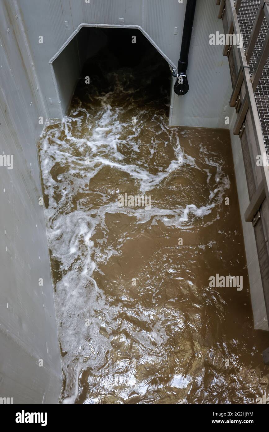 Oberhausen, area della Ruhr, Renania Settentrionale-Vestfalia, Germania - Emscher conversione, nuova costruzione della fogna DI EMSCHER, qui il canale di entrata dalla stazione di pompaggio di Oberhausen, prova, la stazione di pompaggio sarà allagata come prova, anche le pompe saranno testate, Che in futuro pomperà 16,000 litri di acque reflue al minuto, ecologico la conversione del sistema Emscher consiste nella costruzione di un sistema centrale di trattamento delle acque reflue nella zona della Ruhr, nella costruzione di fognature e nella rinaturazione dell'Emscher e dei suoi affluenti. Foto Stock