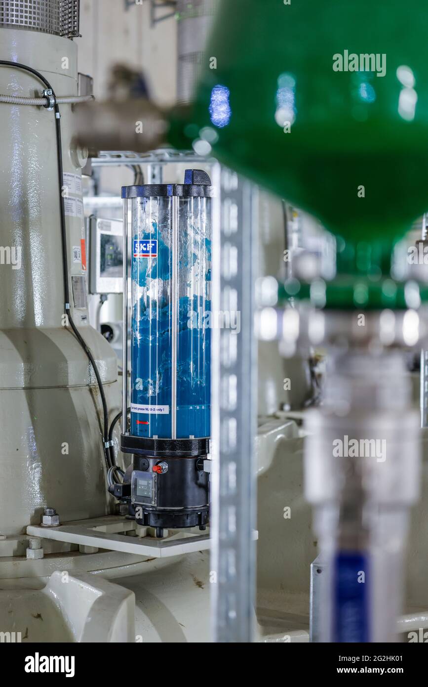 Oberhausen, zona Ruhr, Nord Reno-Westfalia, Germania - Emscher conversione, nuova costruzione della fogna PER LA PRODUZIONE DI SERPENTI Emscher, qui la nuova stazione di pompaggio di Oberhausen, la sala macchine con le pompe che in futuro convoglieranno 16,000 litri di acque reflue al minuto, distributore di lubrificanti SKF, La conversione ecologica del sistema Emscher consiste nell'istituzione di un sistema centrale di trattamento delle acque reflue nella zona della Ruhr, nella costruzione di fognature e nella rinaturazione dell'Emscher e dei suoi affluenti. Foto Stock