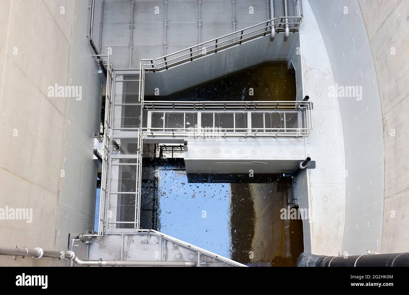 Oberhausen, area della Ruhr, Renania Settentrionale-Vestfalia, Germania - conversione Emscher, nuova costruzione della fogna DI EMSCHER, qui il canale di entrata da Th Foto Stock