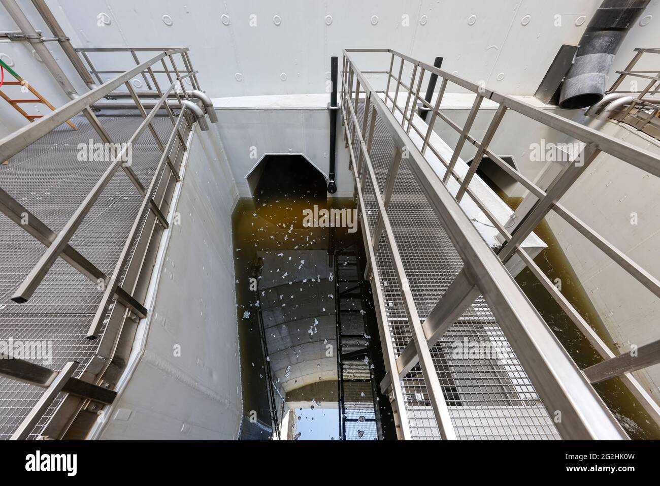 Oberhausen, area della Ruhr, Renania Settentrionale-Vestfalia, Germania - Emscher conversione, nuova costruzione della fogna DI EMSCHER, qui il canale di entrata dalla stazione di pompaggio di Oberhausen, prova, la stazione di pompaggio sarà allagata come prova, anche le pompe saranno testate, Che in futuro pomperà 16,000 litri di acque reflue al minuto, ecologico la conversione del sistema Emscher consiste nella costruzione di un sistema centrale di trattamento delle acque reflue nella zona della Ruhr, nella costruzione di fognature e nella rinaturazione dell'Emscher e dei suoi affluenti. Foto Stock