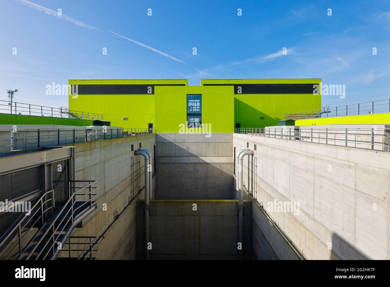 Oberhausen, area della Ruhr, Renania Settentrionale-Vestfalia, Germania-trasformazione di Emscher, nuova costruzione della fogna DI EMSCHER, qui la nuova stazione di pompaggio di Oberhausen, la conversione ecologica del sistema Emscher consiste nella costruzione di un sistema centrale di trattamento delle acque reflue nella zona della Ruhr, La costruzione di fognature e la rinaturazione dell'Emscher e dei suoi affluenti . Foto Stock