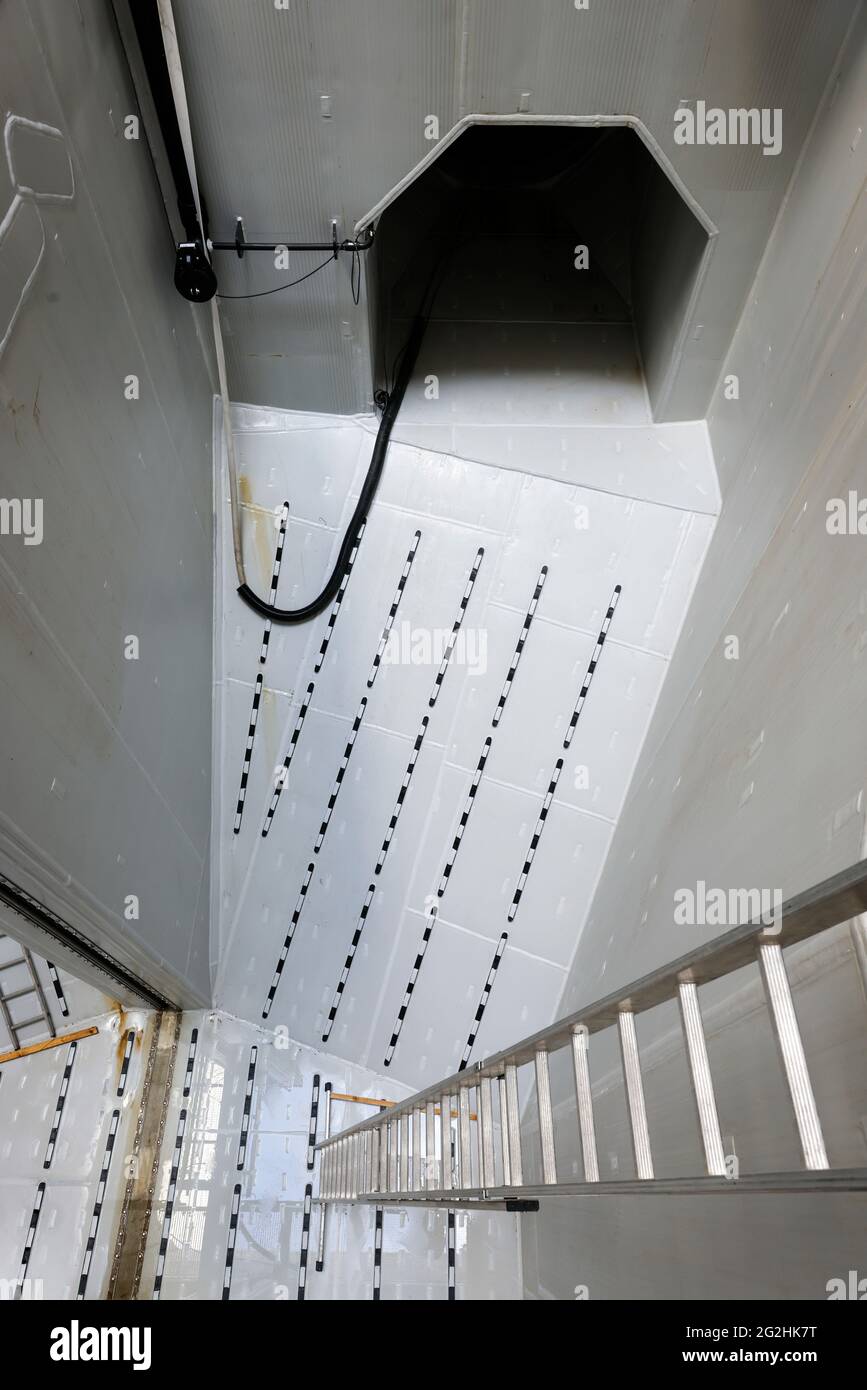 Oberhausen, area della Ruhr, Renania Settentrionale-Vestfalia, Germania - trasformazione di Emscher, nuova costruzione della fogna DI EMSCHER, qui il canale di entrata della stazione di pompaggio di Oberhausen prima della messa in servizio, la conversione ecologica del sistema Emscher consiste nella costruzione di un sistema centrale di trattamento delle acque reflue nella zona della Ruhr, La costruzione di fognature e la rinaturazione dell'Emscher e dei suoi affluenti. Foto Stock