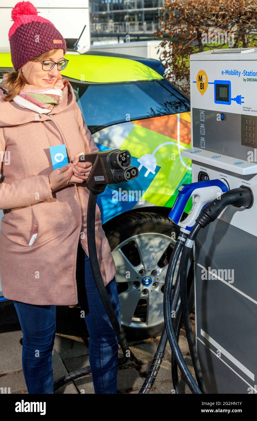 Mobilità elettrica: Stazione di ricarica rapida con spina CCS Foto Stock