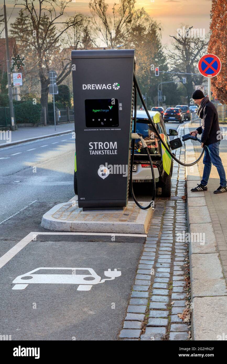 MOBipunkt con stazione di ricarica rapida: La capitale di Stato della Sassonia Dresda vuole diventare una città modello per l'elettromobilità Foto Stock