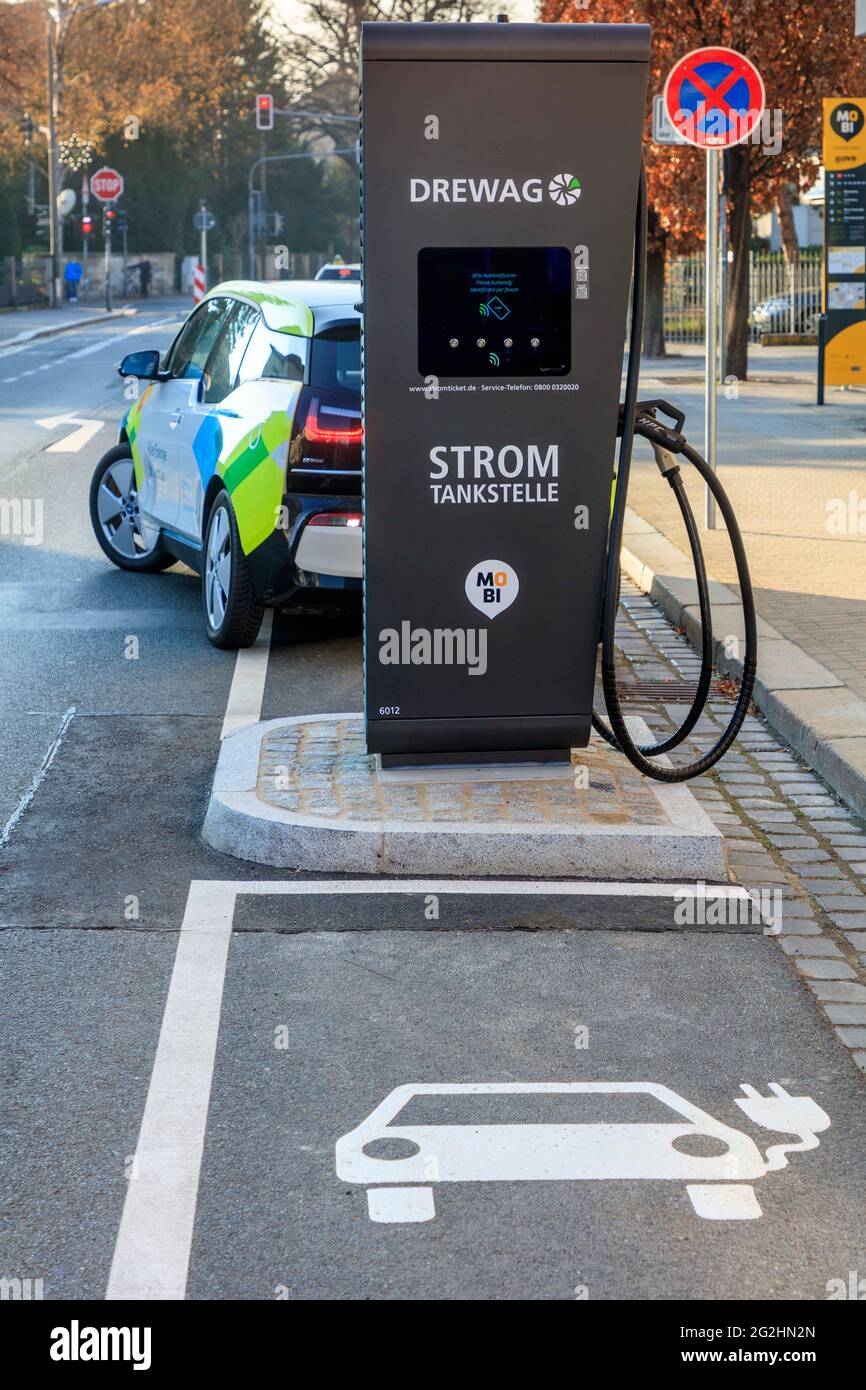 MOBipunkt con stazione di ricarica rapida: La capitale di Stato della Sassonia Dresda vuole diventare una città modello per l'elettromobilità Foto Stock