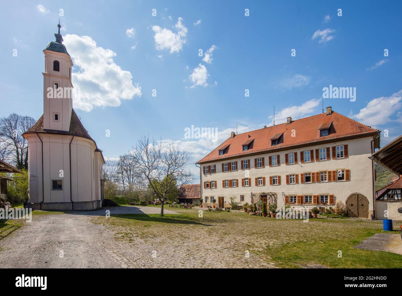 Antica fattoria con chiesa, pensione a cavallo, Ammerhof dominio Foto Stock