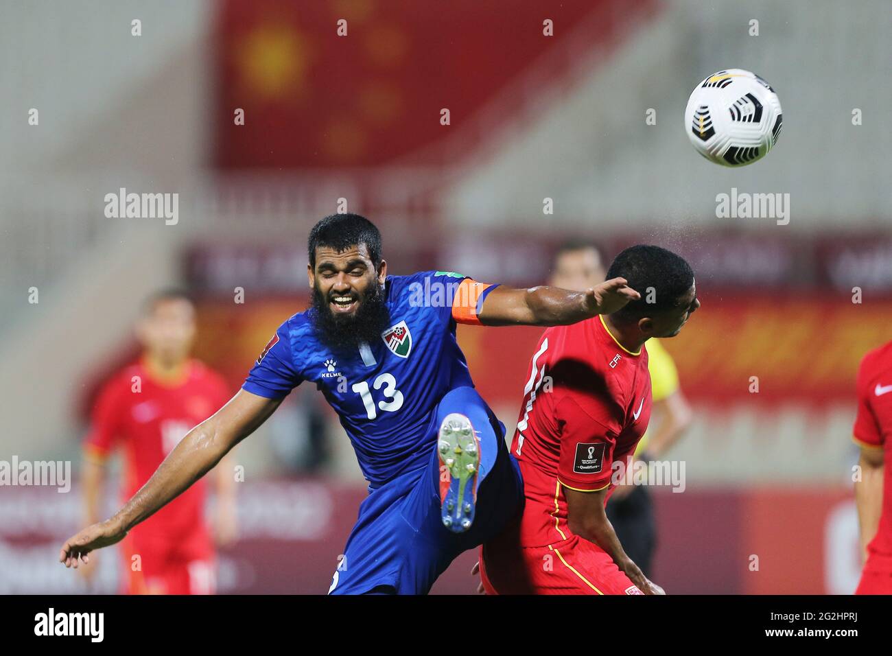 Sharjah. 12 giugno 2021. Akram Abdull Gani (L) delle Maldive vies con una LAN della Cina durante la loro partita del Gruppo A alla Coppa del mondo FIFA Qatar 2022 e AFC Asian Cup Cina 2023 Qualifiche preliminari congiunte a Sharjah, gli Emirati Arabi Uniti (UAE), 11 giugno 2021. Credit: Xinhua/Alamy Live News Foto Stock