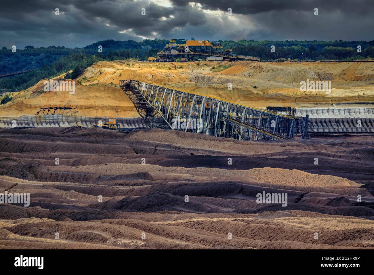 Ponte trasportatore F60 nella fossa della miniera di lignite a cielo aperto Welzow-Süd. Foto Stock