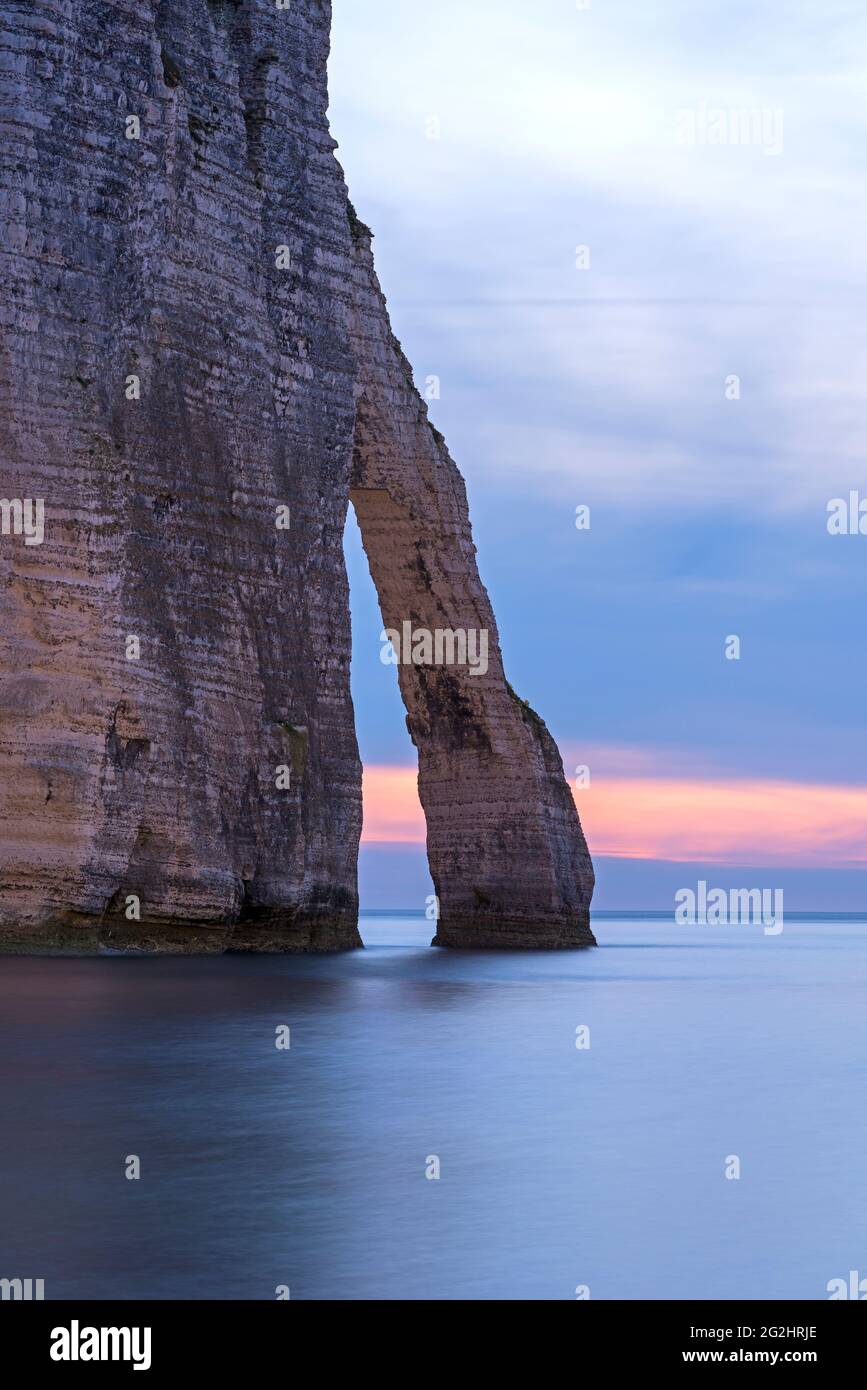 Chalk costa vicino a Etretat, Porte d'Aval rock gate, umore serale, Francia, Normandia, Dipartimento Senna Marittima Foto Stock
