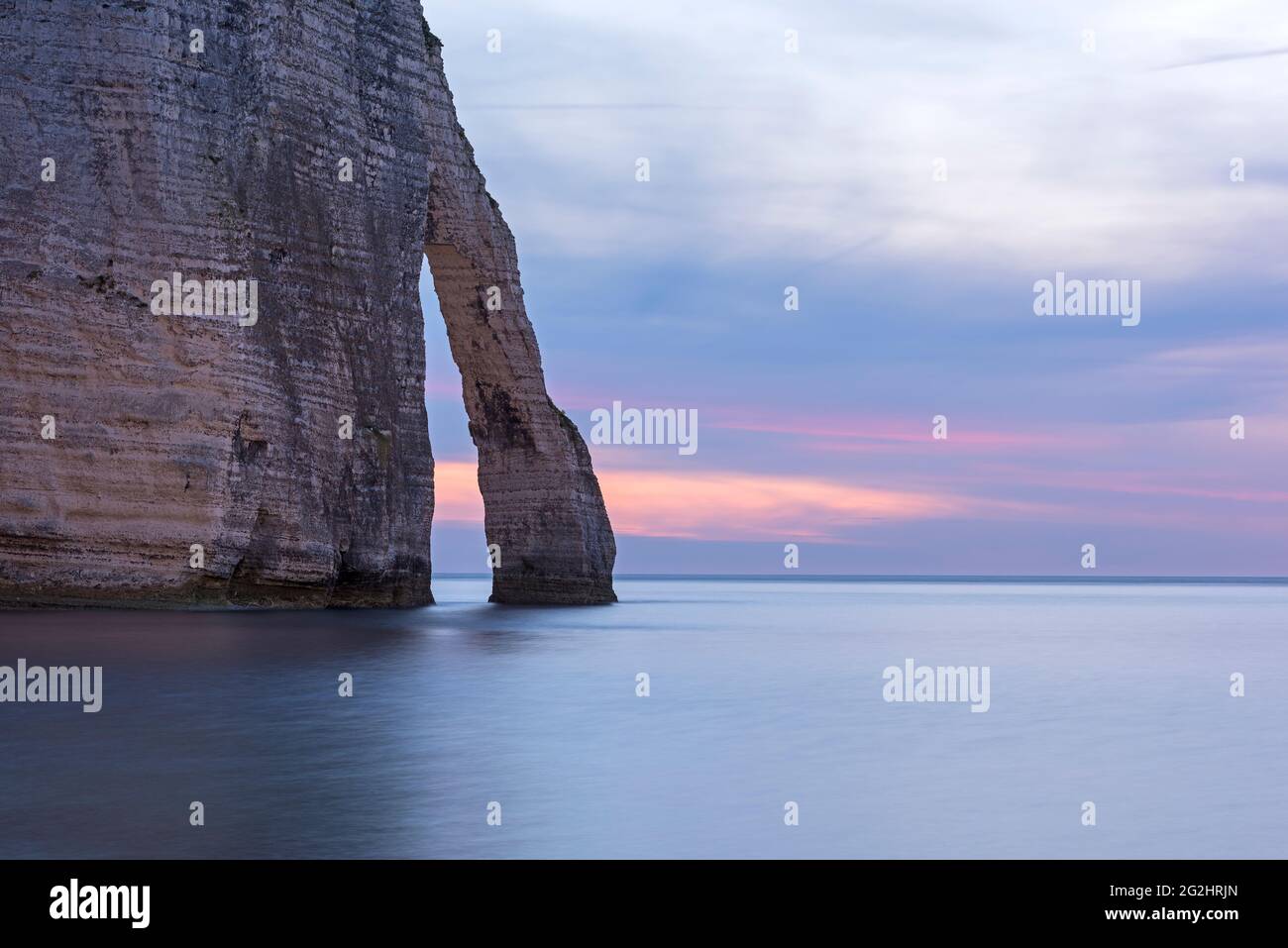 Chalk costa vicino a Etretat, Porte d'Aval rock gate, umore serale, Francia, Normandia, Dipartimento Senna Marittima Foto Stock