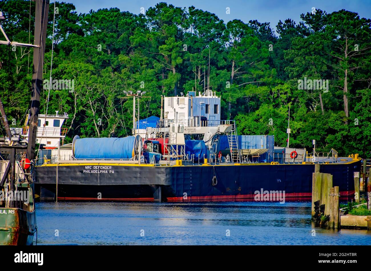 Il Defender NRC è ancorato a Bayou la Batre, Alabama. La chiatta cisterna, di proprietà della National Response Corporation, viene utilizzata per le fuoriuscite di olio marino. Foto Stock