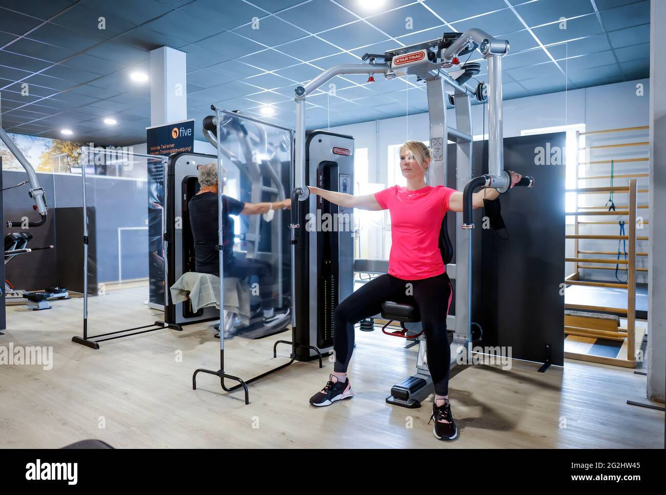 Coesfeld, Renania Settentrionale-Vestfalia, Germania - allenamento fitness in tempi della pandemia della corona, il distretto di Coesfeld inizia come regione modello nella Renania Settentrionale-Vestfalia con attività di alleggerimento, a Havixbeck si apre il club sportivo, un centro fitness e di riabilitazione, Un massimo di 35 membri sono autorizzati a utilizzare carte d'identità e app Luca contemporaneamente registrarsi per i corsi, è necessario un test corona negativo corrente, la maschera può essere rimossa durante la formazione sulle attrezzature. - modello rilasciato - Foto Stock