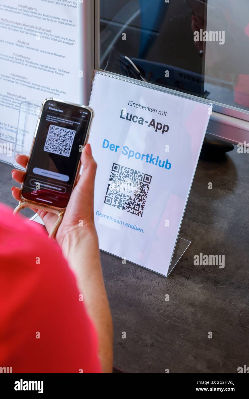 Coesfeld, Renania Settentrionale-Vestfalia, Germania - allenamento fitness in tempi della pandemia della corona, il distretto di Coesfeld inizia come regione modello nella Renania Settentrionale-Vestfalia con allentamento, a Havixbeck si apre il club sportivo, un centro fitness e di riabilitazione, Un massimo di 35 membri possono utilizzare carte d'identità e app Luca contemporaneamente registrarsi per i corsi, è necessario un Corona-te negativo corrente. Foto Stock