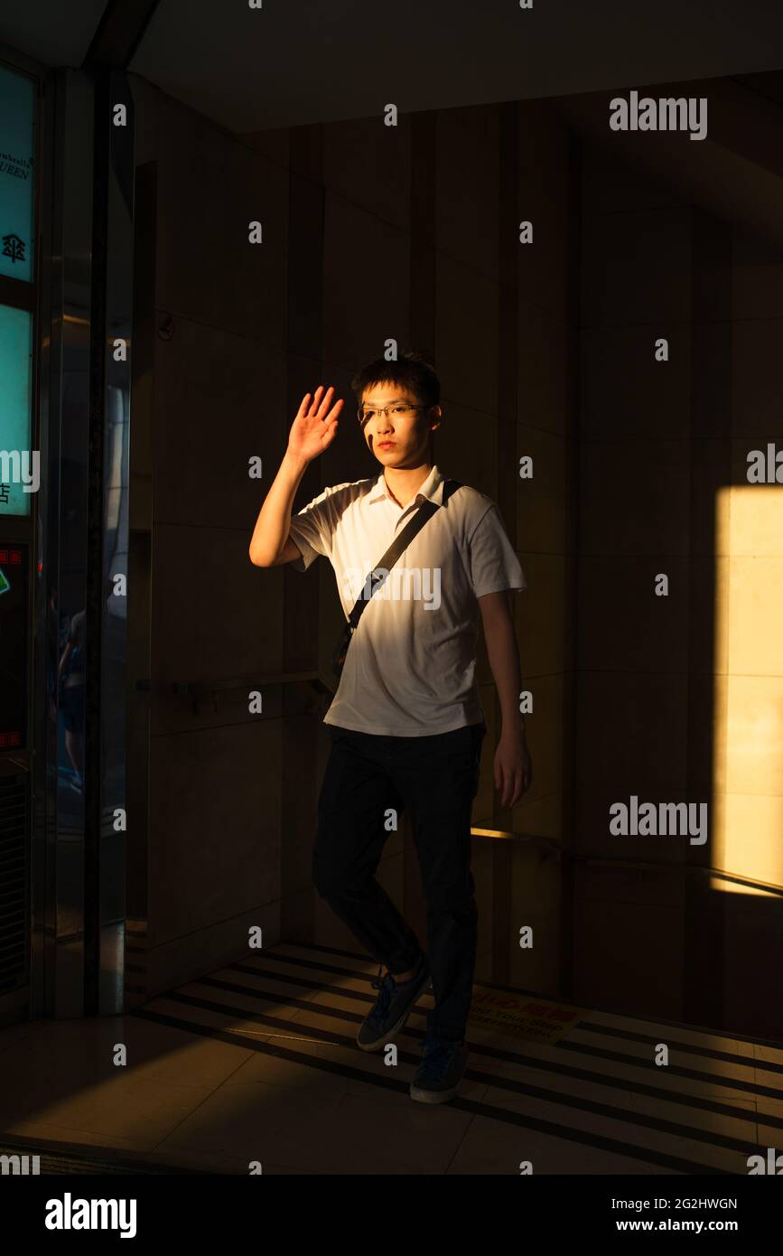 Taiwan, 02 luglio 2018: Giovane uomo che salì su una scala in una stazione della metropolitana Foto Stock