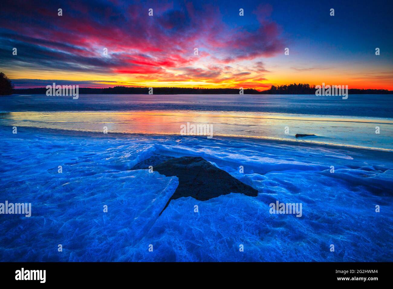 Formazioni di ghiaccio e colorato cielo invernale all'alba nel lago Vansjø a Østfold, Norvegia, Scandinavia. Foto Stock