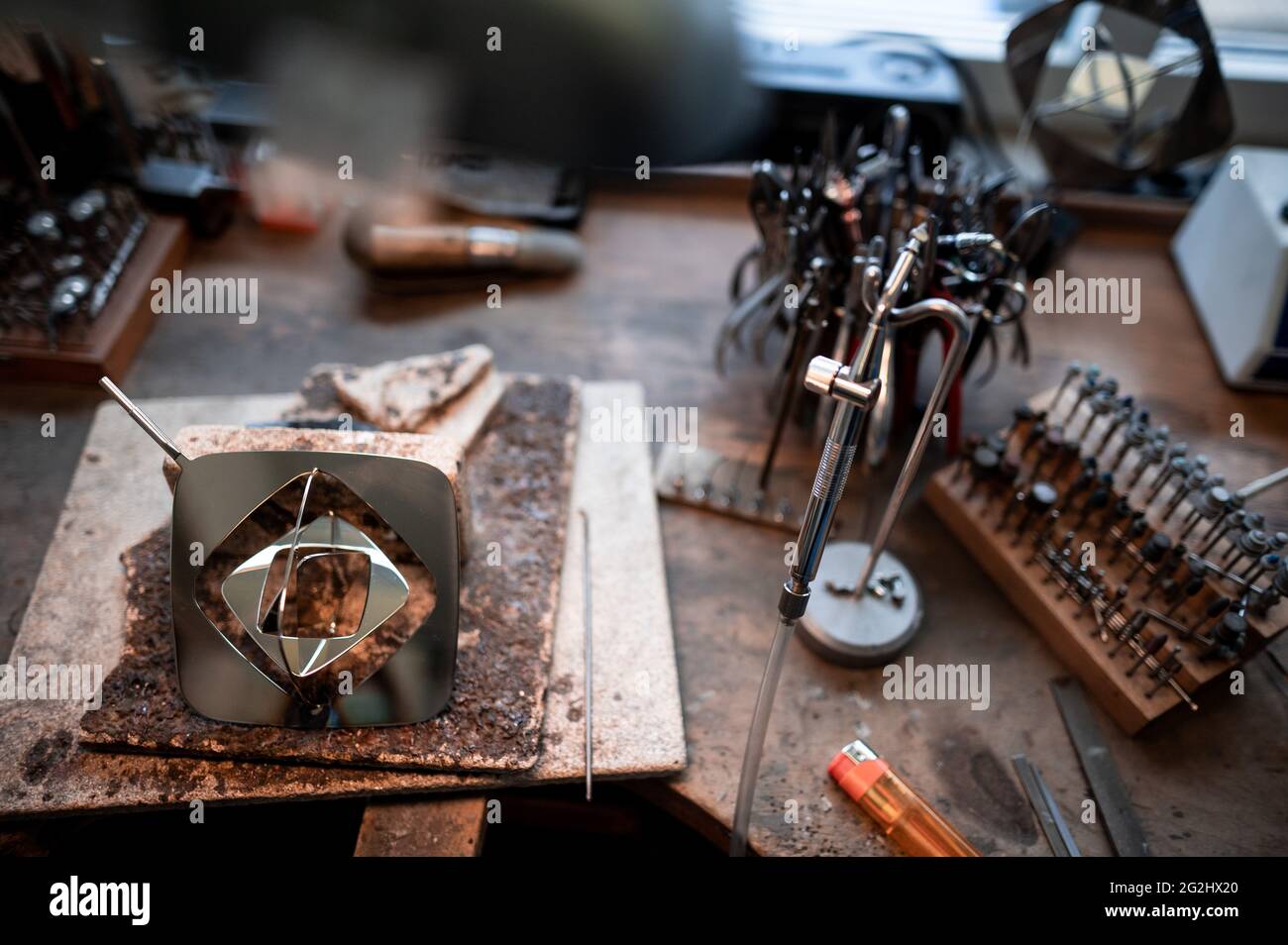 Marl, Germania. 8 giugno 2021. Un trofeo incompiuto giace su un piano di lavoro. Christiane Kühler realizza i trofei del Premio Grimme presso la bretella Brinkforth. La cerimonia di premiazione del 57° Premio Grimme si svolgerà il 27 agosto 2021. I vincitori del Premio Grimme 2021 sono stati annunciati il 11 maggio. (A dpa: 'Il trofeo del premio Grimme: Artigianato orafo made in Marl') Credit: Fabian Strauch/dpa/Alamy Live News Foto Stock