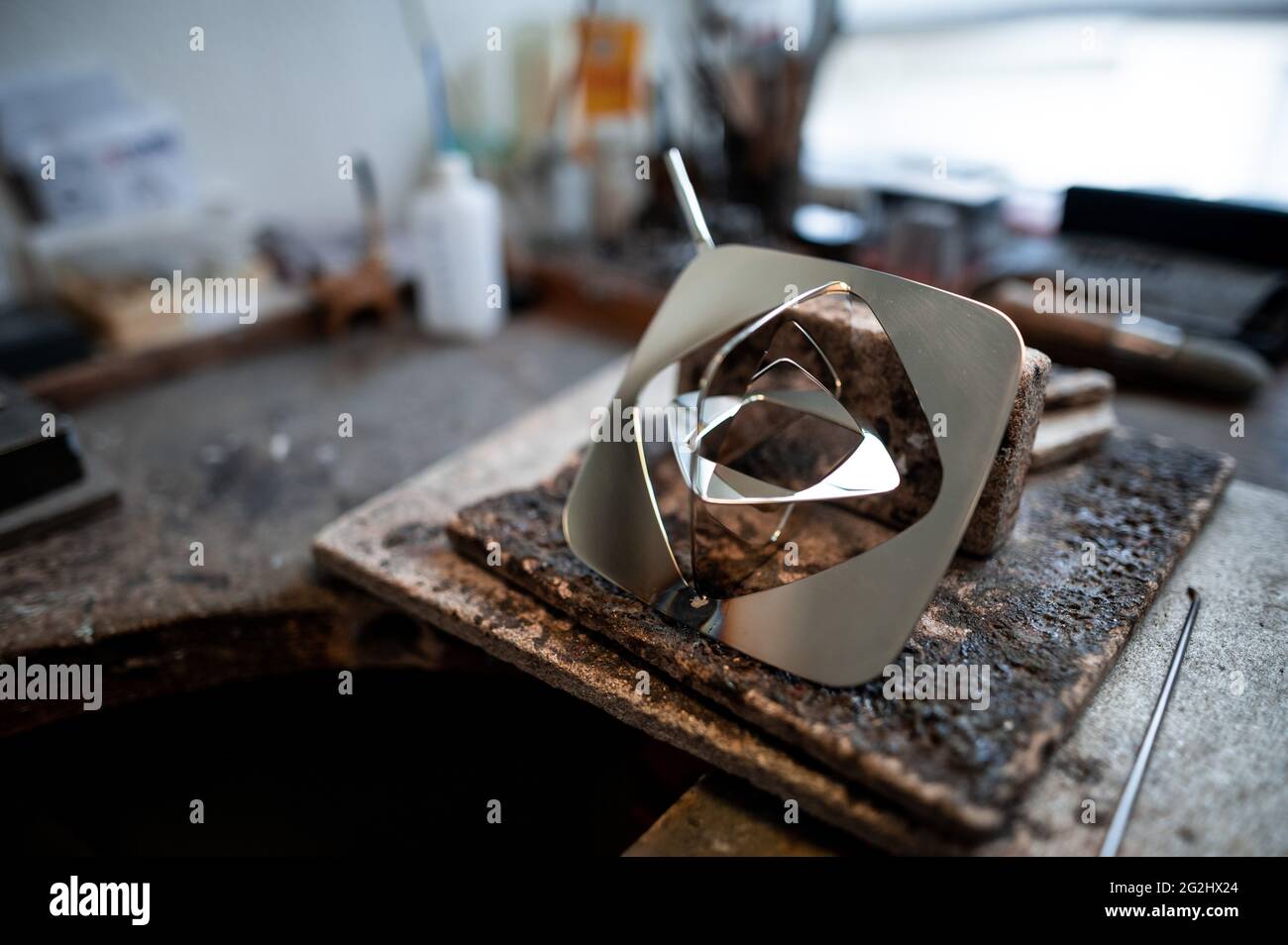 Marl, Germania. 8 giugno 2021. Un trofeo incompiuto giace su un piano di lavoro. Christiane Kühler realizza i trofei del Premio Grimme presso la bretella Brinkforth. La cerimonia di premiazione del 57° Premio Grimme si svolgerà il 27 agosto 2021. I vincitori del Premio Grimme 2021 sono stati annunciati il 11 maggio. (A dpa: 'Il trofeo del premio Grimme: Artigianato orafo made in Marl') Credit: Fabian Strauch/dpa/Alamy Live News Foto Stock