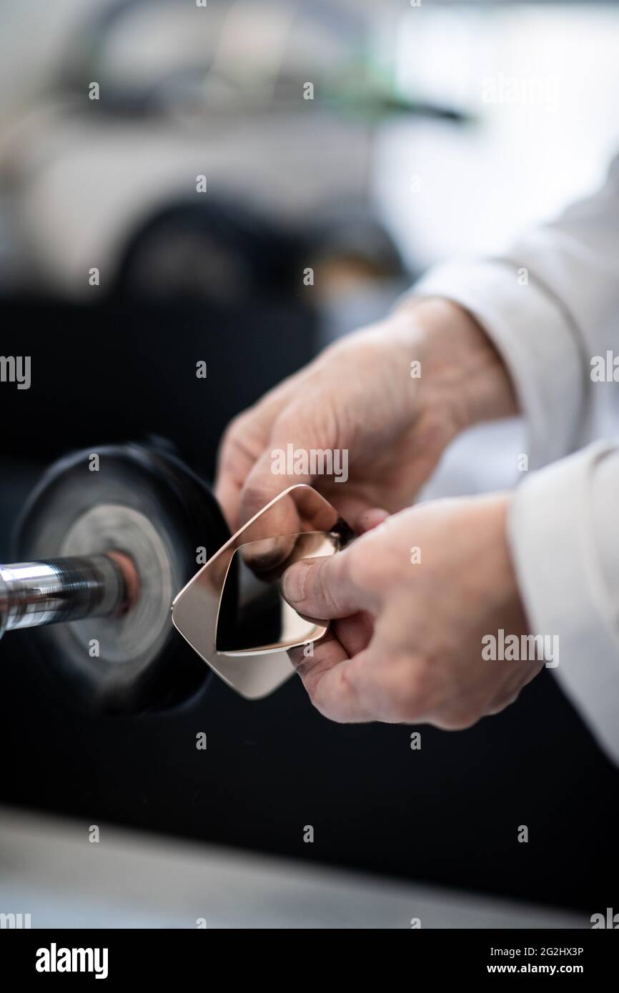 Marl, Germania. 8 giugno 2021. Le singole piastre del trofeo sono lucidate ad alta brillantezza su una lucidatrice. Christiane Kühler realizza i trofei del Premio Grimme presso la filiale del Brinkforth Jeweler. La cerimonia di premiazione del 57° Premio Grimme si svolgerà il 27 agosto 2021. I vincitori del Premio Grimme 2021 sono stati annunciati il 11 maggio. (A dpa: 'Il trofeo del premio Grimme: Artigianato orafo made in Marl') Credit: Fabian Strauch/dpa/Alamy Live News Foto Stock