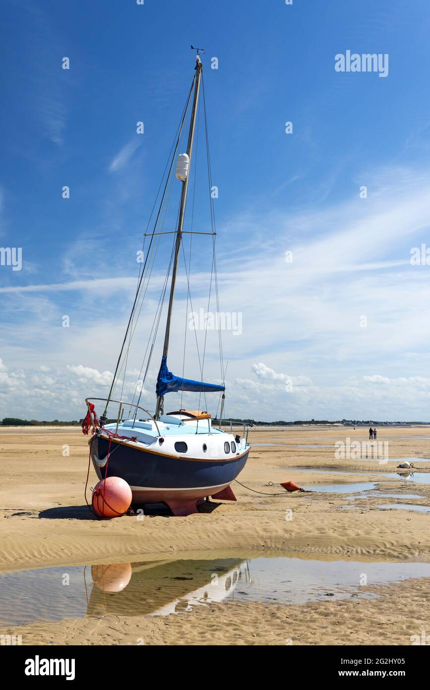 Barca a vela sulla spiaggia della Pointe d'Agon, vicino Agon-Coutainville, Francia, Normandia, Dipartimento Manica Foto Stock