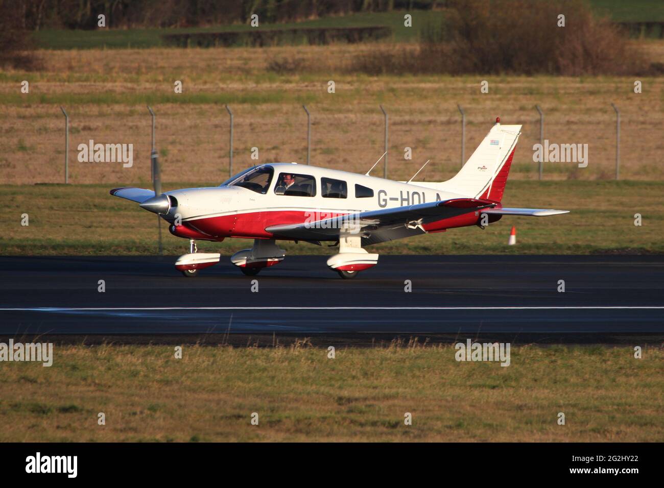 G-HOLA, un privato Piper PA-28-201T Turbo Dakota, presso l'aeroporto internazionale di Prestwick in Ayrshire, Scozia. Foto Stock