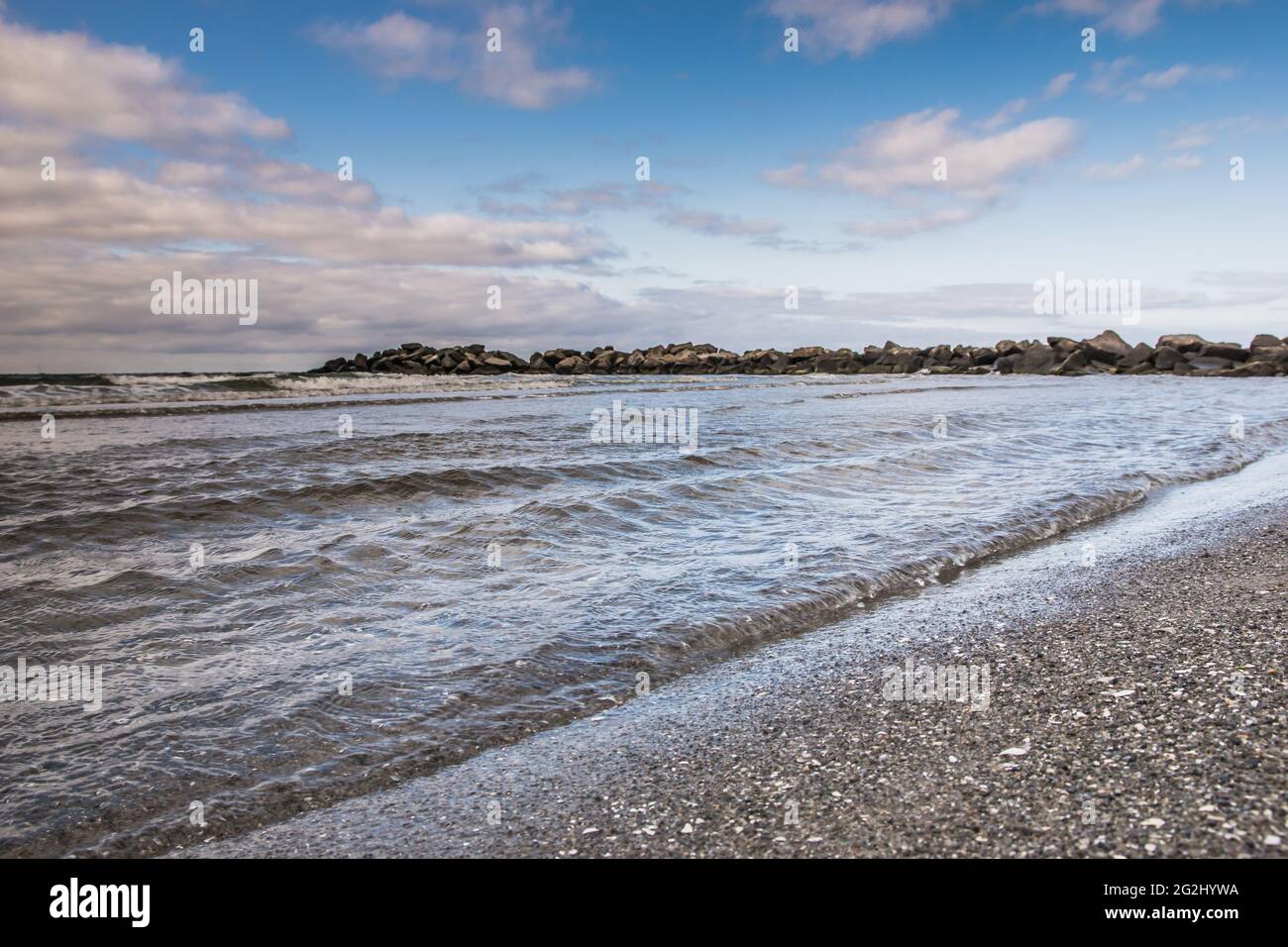 Il surf del Mar Baltico in estate, vento e onde, vacanze estive, Schleswig Holstein. Foto Stock