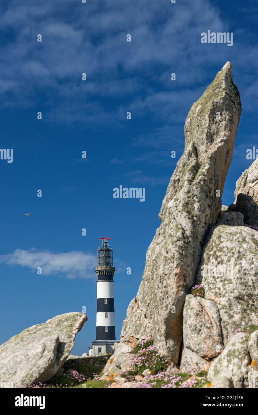 Faro Créac'h tra le rocce, Île d'Ouessant, Francia, Bretagna, dipartimento Finistère Foto Stock
