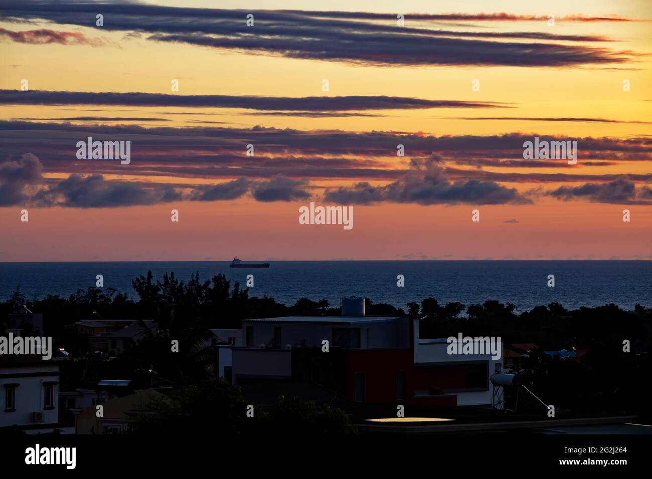 Tramonto sull'oceano nel villaggio di Albion , Mauritius Foto Stock