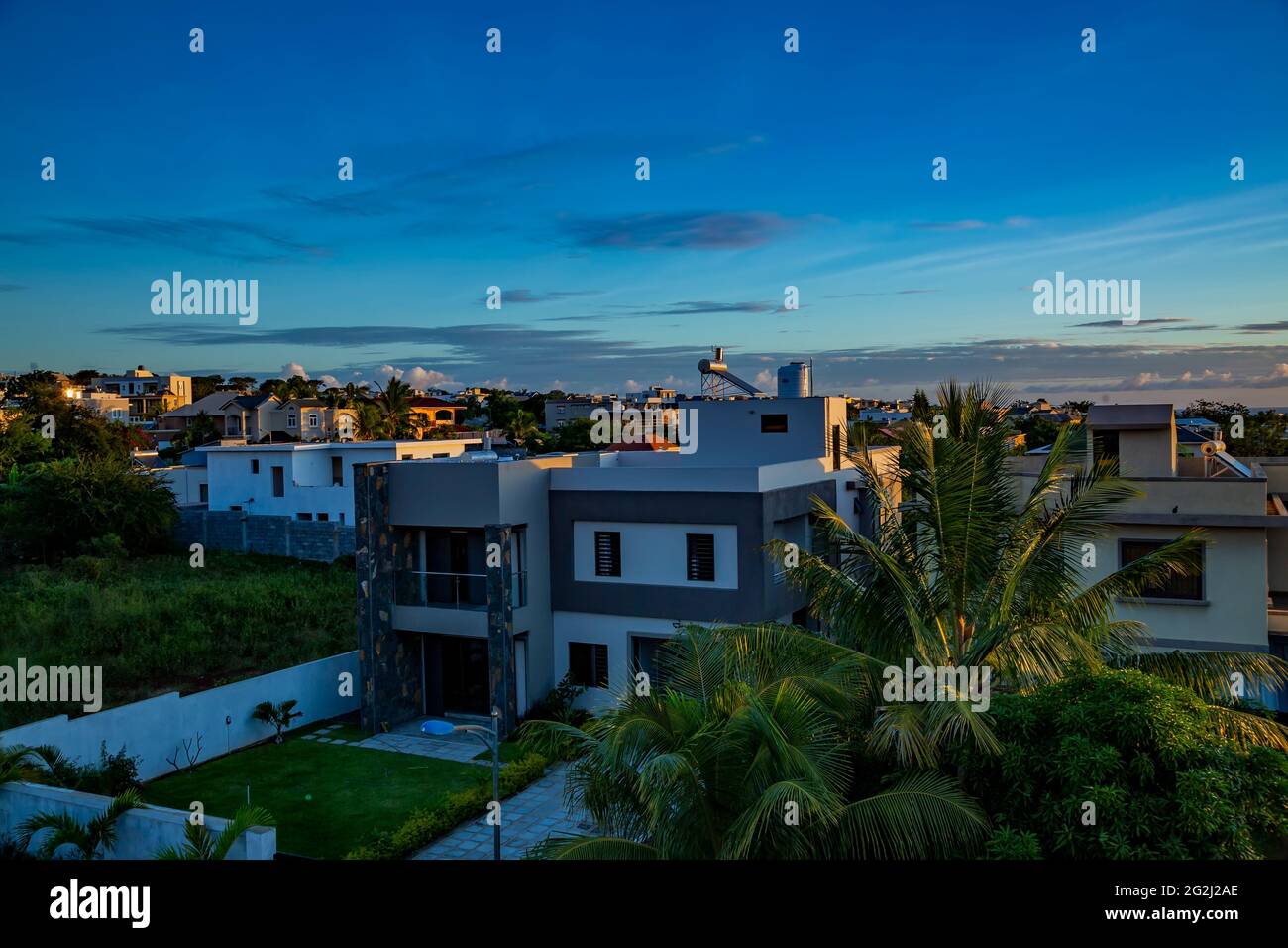 Paesaggio di edifici durante l'ora blu ad Albion, Mauritius. Foto Stock