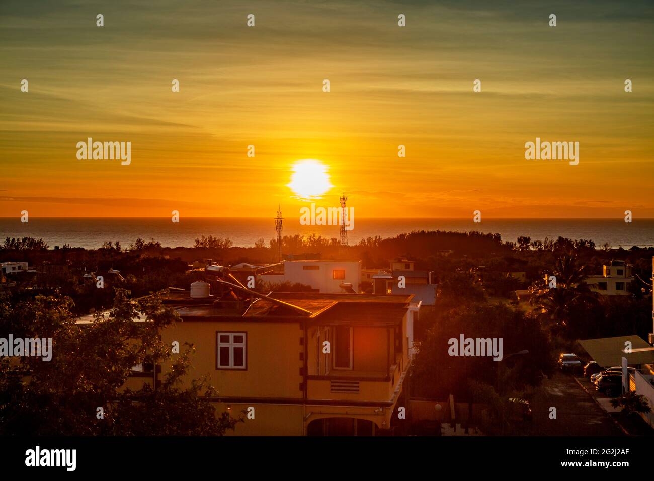Tramonto sul mare nel villaggio di Albion, Mauritius. Foto Stock