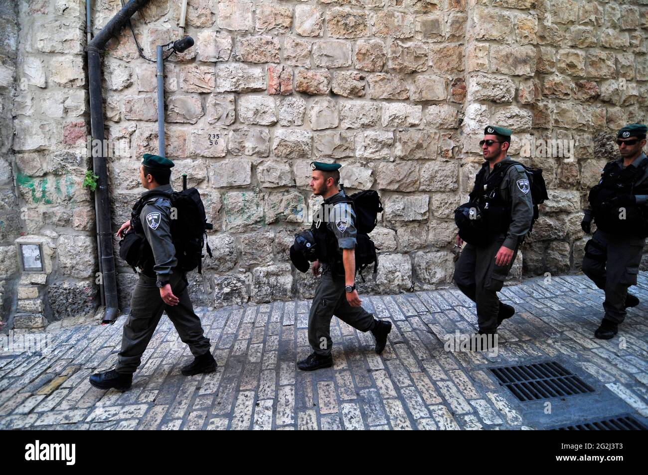 Polizia di frontiera israeliana che pattugliava le strade del quartiere musulmano nella città vecchia di Gerusalemme. Foto Stock