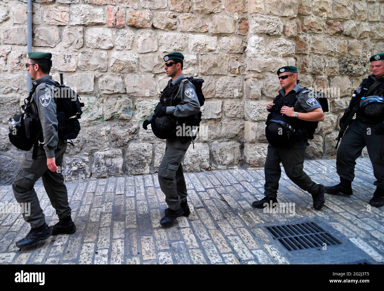 Polizia di frontiera israeliana che pattugliava le strade del quartiere musulmano nella città vecchia di Gerusalemme. Foto Stock