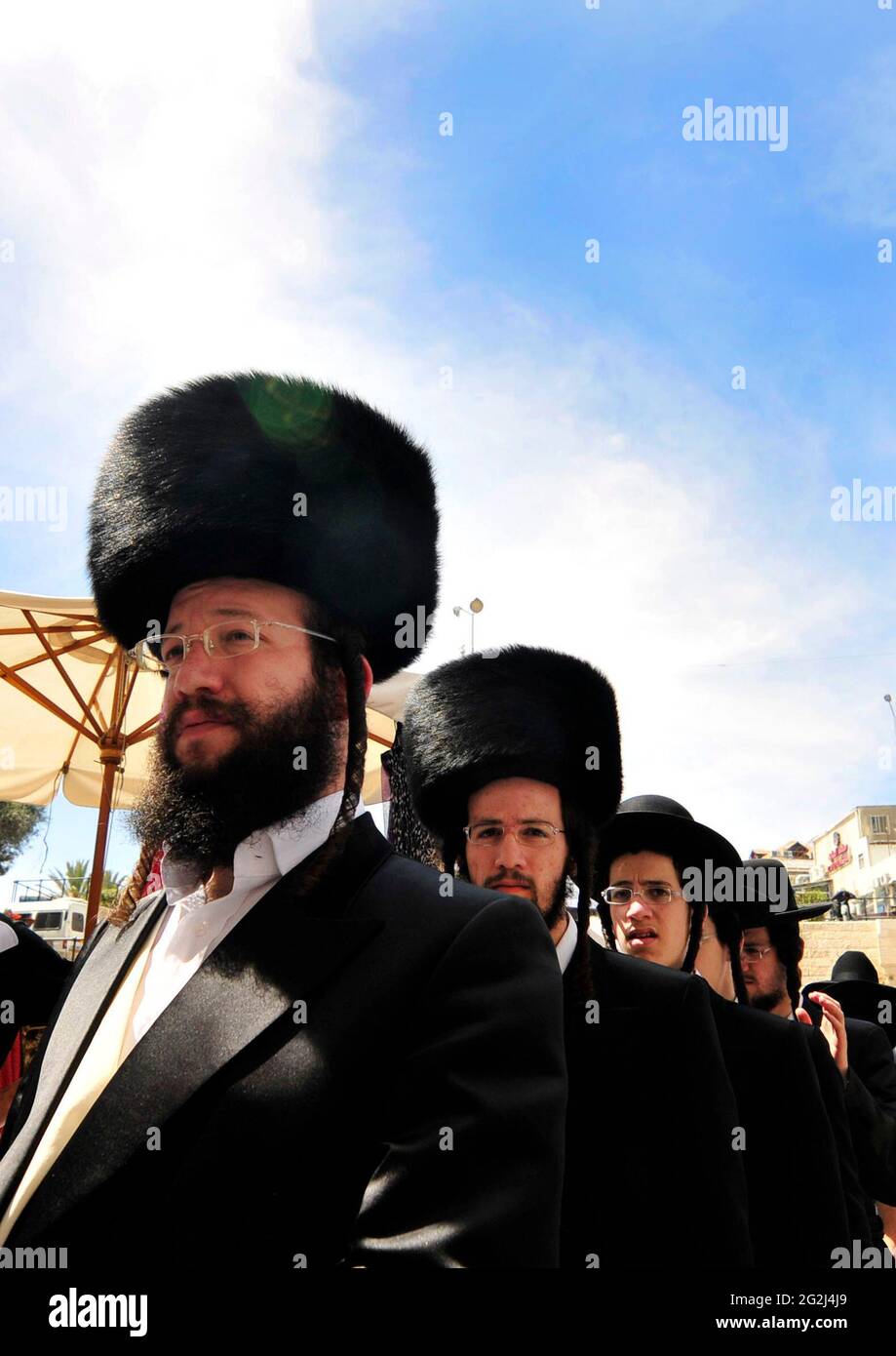 Uomini ebrei chassidici che indossano abiti tradizionali, tra cui il  cappello in pelliccia Shtrimlech Foto stock - Alamy