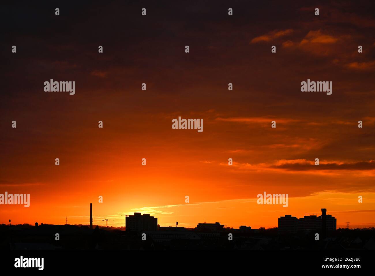 Germania, Baden-Wuerttemberg, Karlsruhe, silhouette della città al tramonto. Foto Stock