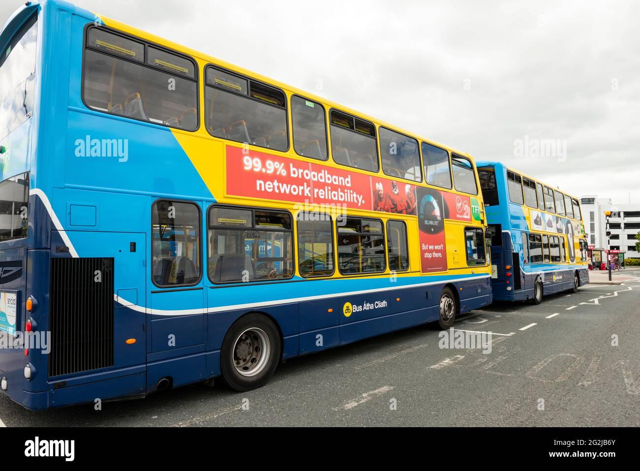 Trasporti pubblici Irlanda. Due autobus blu e giallo di Dublino parcheggiati alla fermata dell'autobus a Dublino Aeroporto, Dublino, Irlanda Foto Stock