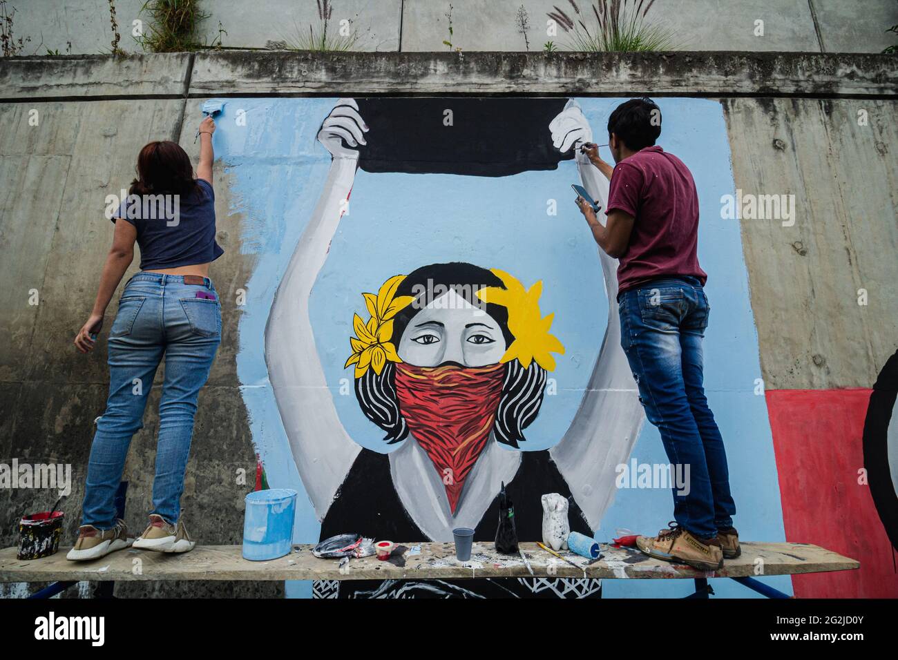 Passo, Colombia. 11 Giugno 2021. Artisti dipingono murales a Pato, Narino, Colombia, admistano proteste anti-governative il 11 giugno 2021. Credit: Long Visual Press/Alamy Live News Foto Stock