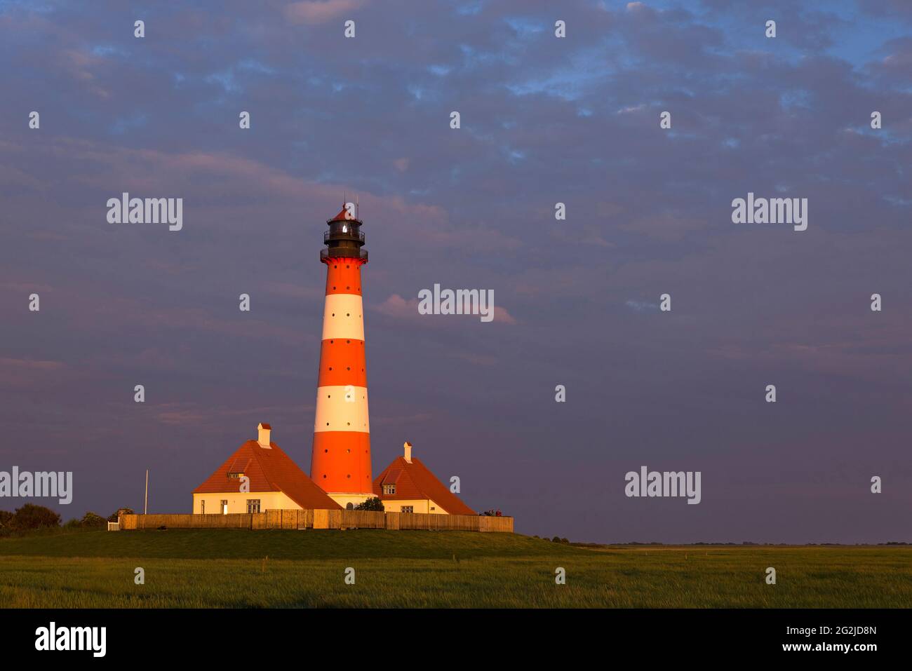 Faro di Westerheversand, luce notturna, penisola di Eiderstedt, Parco Nazionale del Mare di Schleswig-Holstein, Germania, Schleswig-Holstein, costa del Mare del Nord Foto Stock
