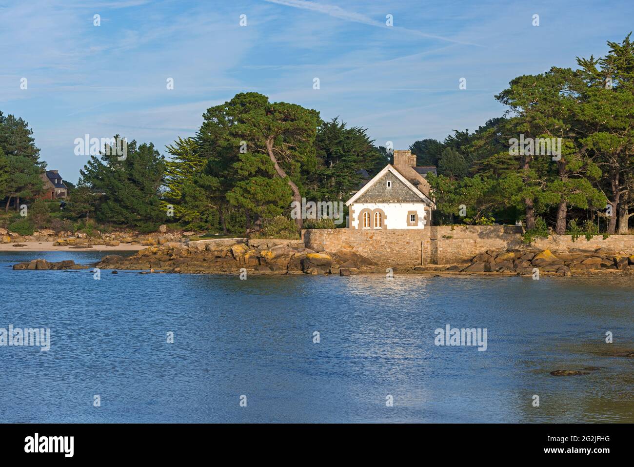 Casa sul mare, a Penvern vicino a Trébeurden, Côte de Granit Rose, Francia, Bretagna, Côtes d´Armor Foto Stock