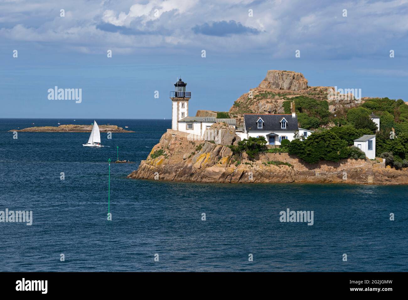 Ile Louët con faro e casa del custode, a Carantec nella baia di Morlaix, Francia, Bretagna, dipartimento Finistère Foto Stock Ile Louët con faro e casa del custode, a Carantec nella baia di Morlaix, Francia, Bretagna, dipartimento Finistère Foto Stock