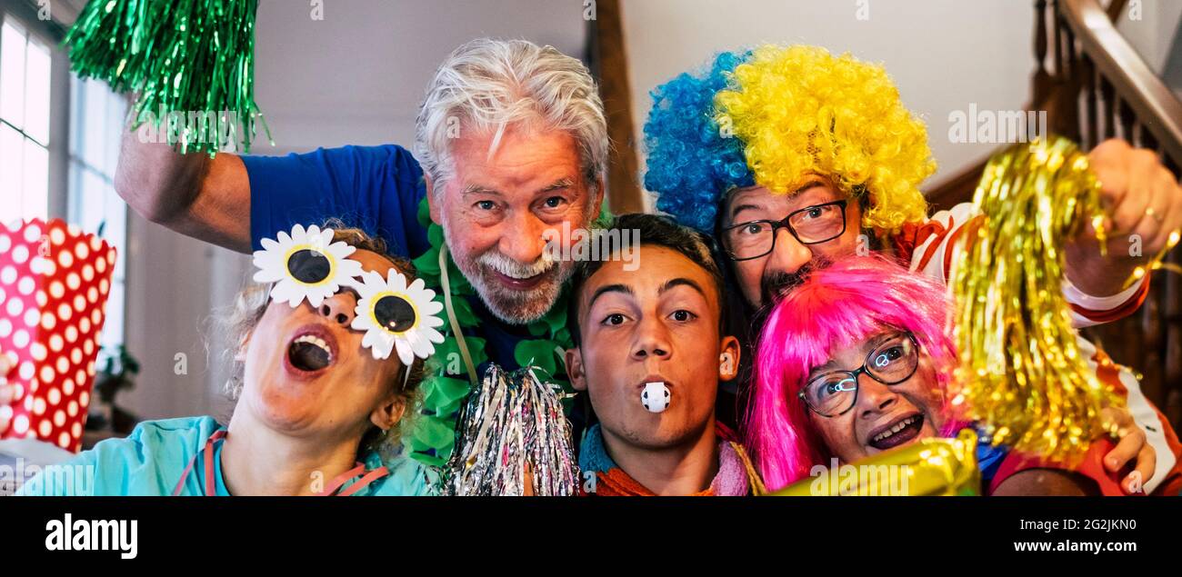 di famiglia sostenitore della squadra di calcio goda e festeggia insieme a casa per il gol incampionato - folle e divertente gente caucasica indoor guardare il mach sulla tv con celebrazione Foto Stock